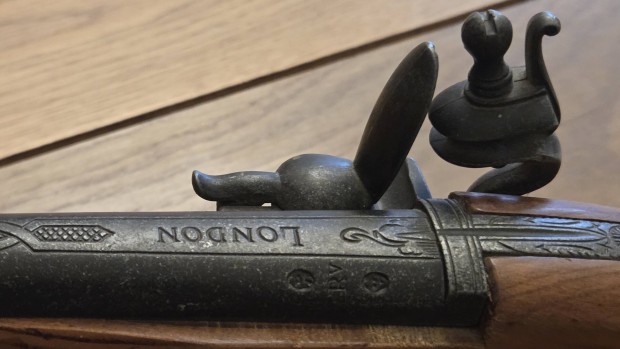 D�sz fegyver, pisztoly, revolver