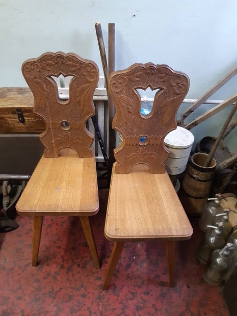 Díszes fa székek eladók !