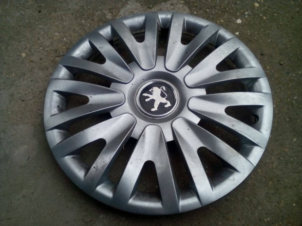 D�szt�rcsa k�l�nb�z� m�rkajelz�ssel 1 darabok 13" - 16" m�ret�ek