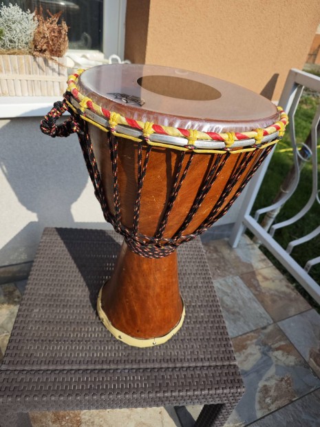 Djembe Remo fejjel.