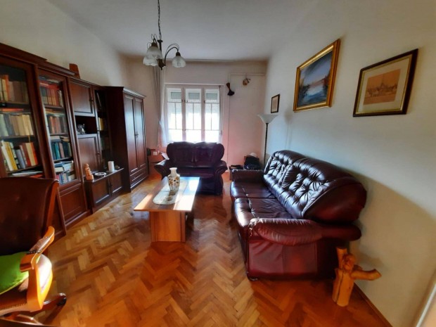 Dobozi utc�n 72 nm-es t�gla lak�s elad�!