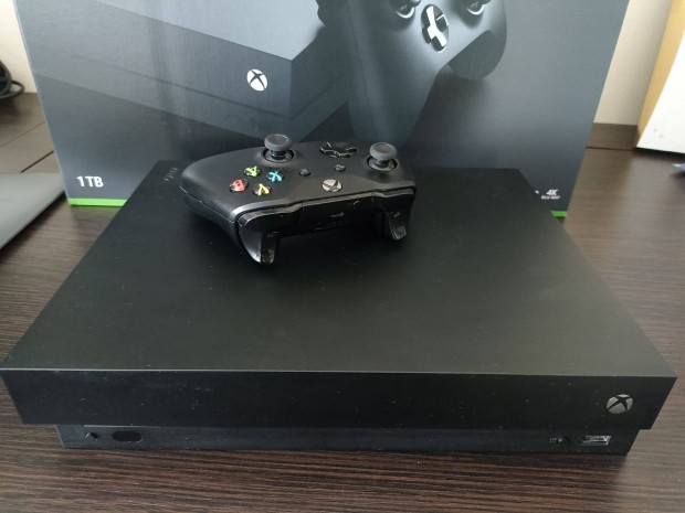 Dobozos Xbox One X 1tb