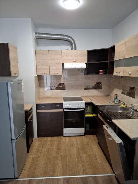 D�czy lak�parkban nappali+h�l�szob�s lak�s kiad�