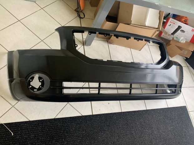 Dodge Caliber alkatrészek, új első lökhárító. Van több darab