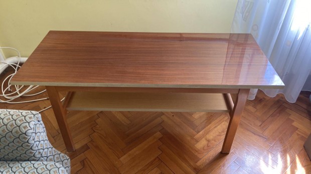 Doh�nyz�asztal, nagyon sz�p, cseresznye