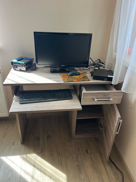 Dolgoz� / �r� / sz�m�t�g�p asztal