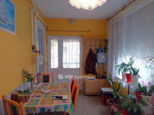 Domb�v�r - 4 szob�s csal�di h�z elad�!