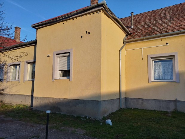 Domb�v�r - T�ske, 98 nm fel�j�tott sorh�zi lak�s elad� !