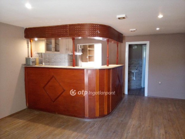 Domb�v�r - �jdomb�v�r r�sz�n 56nm, 1+1 szob�s h�z elad�!