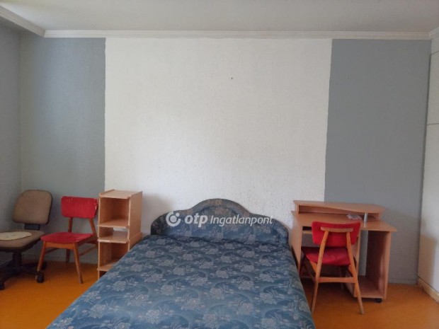 Domb�v�r  k�zpont k�zeli r�szen garzon lak�s elad� !