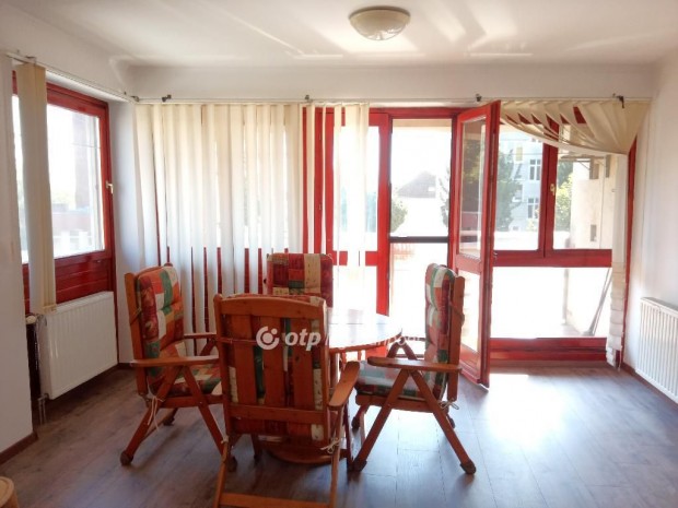 Domb�v�ri elad� 31 nm-es lak�s