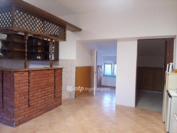 Domb�v�ri elad� 46 nm-es h�z