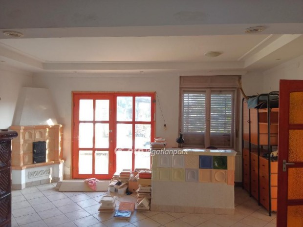 Domb�v�ri elad� 48 nm-es h�z