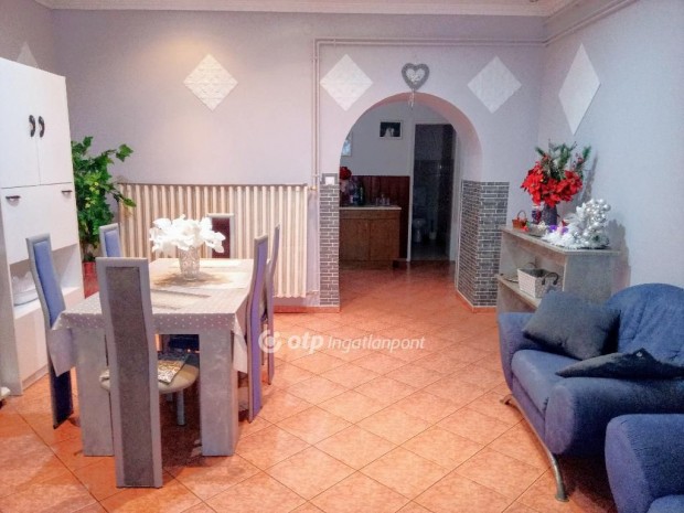 Domb�v�ri elad� 98 nm-es lak�s