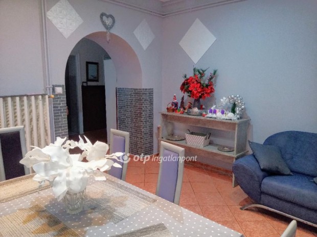 Domb�v�ri elad� 98 nm-es lak�s