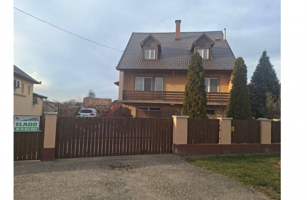 Dombr�d Pet�fi utca 8.sz�m alatt rendezett csal�di h�z elad�!