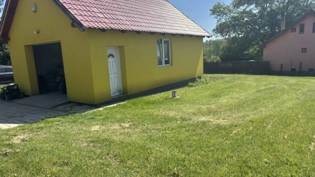 Domonyvölgyben 800 nm telek eladó 54 nm garázzsal 35,9 M