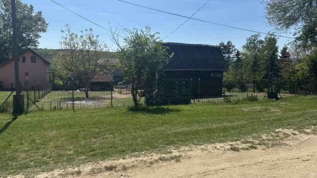 Domonyvölgyben 800 nm telek eladó víz, villany a telken 15 M