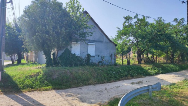 Dömsödi felújítandó ház,az övcsatorna partján,száz méterre az RSD-től