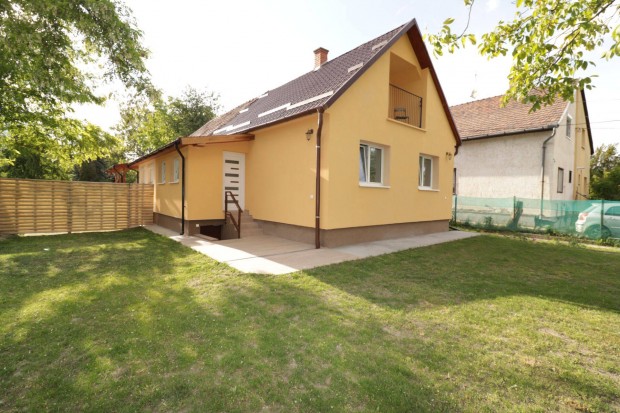 Dömsödön eladó egy teljes körűen felújított, szigetelt ikerház