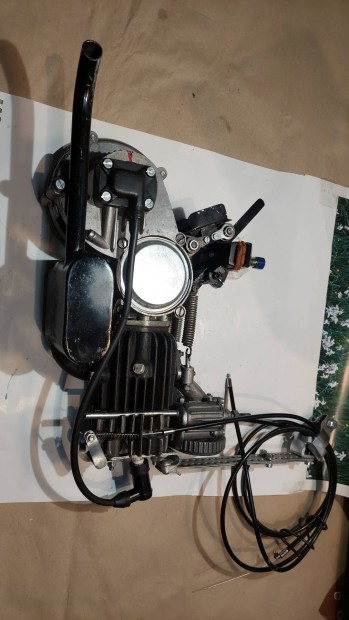 Dong� motor fel�j�tva,bovdenezve