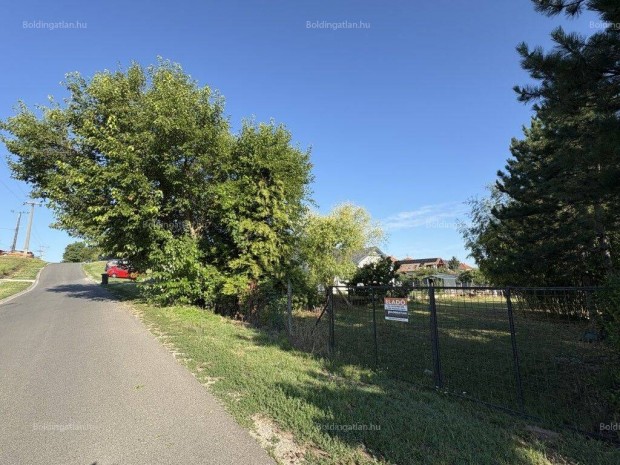 Donner Tetej�n Telek Elad�