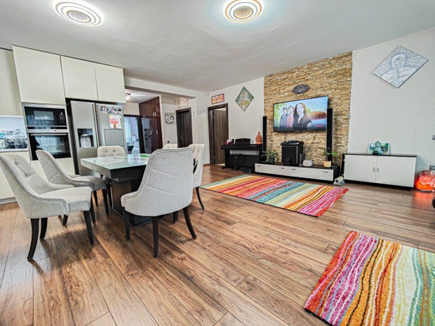 D�zsa Delik�tesz k�zel�ben 111 nm-es els� emeleti lak�s