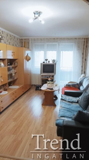 D�zsa v�rosr�szben a K�zt�rsas�g �ton k�t szob�s erk�lyes lak�s elad�!