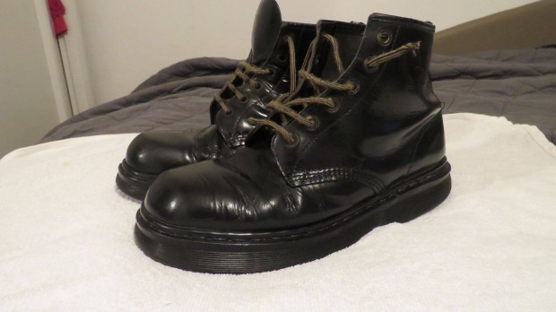 Dr Martens bakancs elad csak 8000ft -rt 46 os