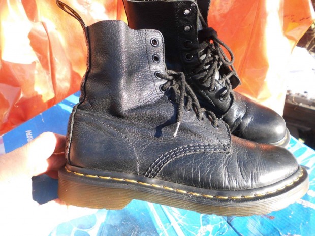 Dr Martens fekete br 38-as ni bakancs elad,