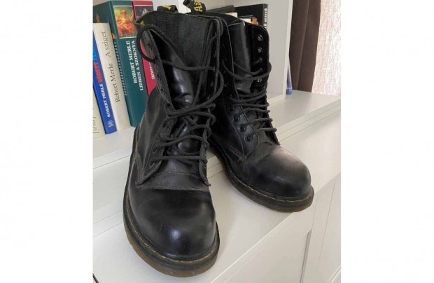 Dr. Martens magasszr bakancs elad jszer llapotban