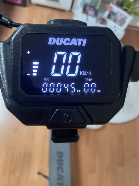 Ducati Pro ll Evo teleszkpos, trcsafkes e elektromos roller