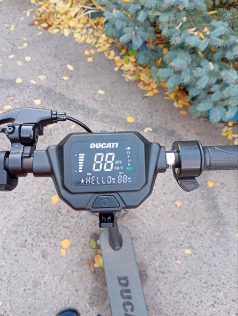 Ducati elektromos roller elad