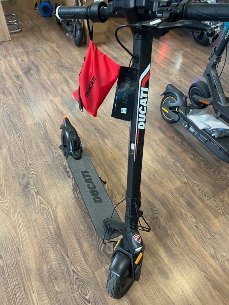 Ducatti Pro II Plus Elektromos roller