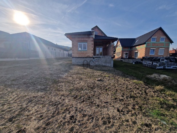 Dunaalm�si elad� �j �p�t�s� t�gla csal�di h�z