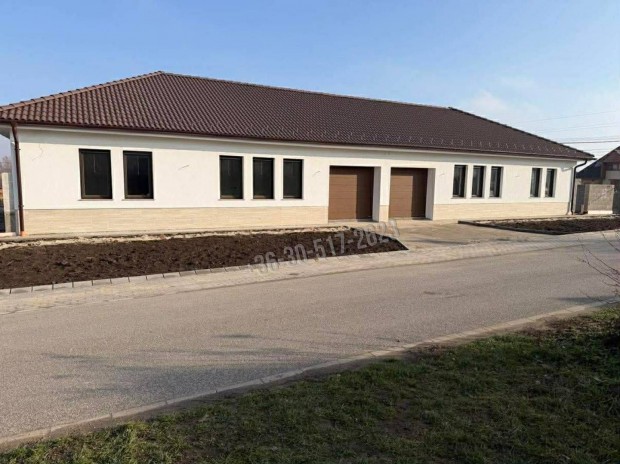 Dunaf�ldv�r, csendes csal�di h�zas utc�j�ban 3 h�l�szoba plusz 1027_gz