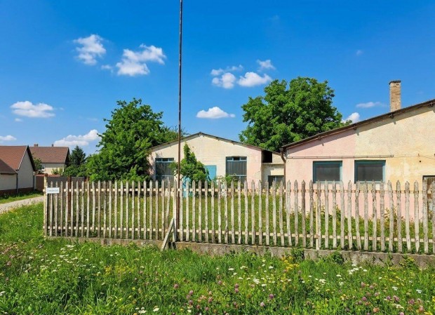 Dunaf�ldv�ron belter�leti iparcsarnok elad�!
