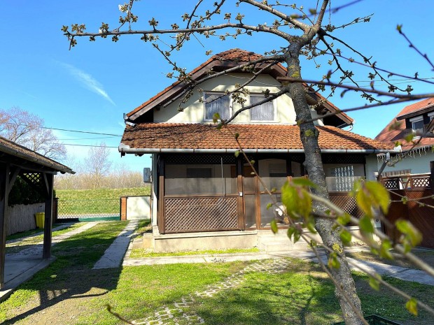 Dunai panor�m�s, teljesen b�torozott t�gla�p�t�s� nyaral� Szigetbecs�n