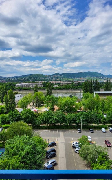 Dunai panorámás csendes erkélyes szoba kiadó Vizafogó lakóparknál.