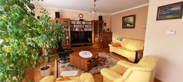 Dunakeszi, Kazinczy Ferenc utca, 140 m2-es, sorh�z, 3+1 szob�s