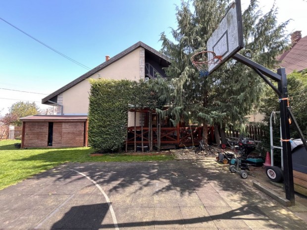 Dunakeszi, Tavasz utca, 200 m2-es, családi ház, 6 szobás, jó állapotú