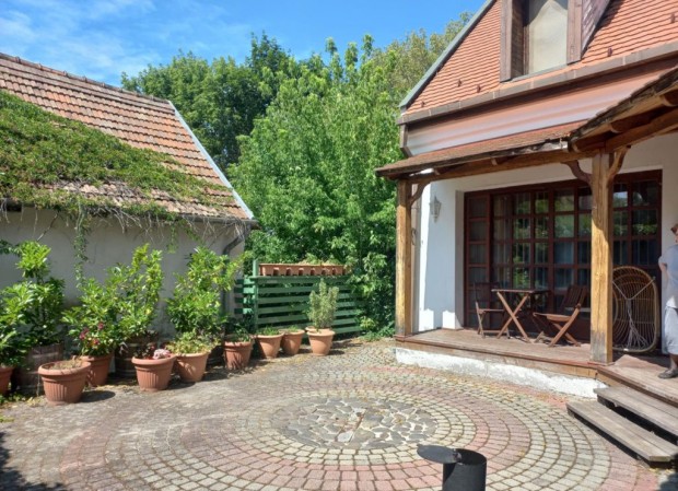 Dunakeszi, Városközpont, 197 m2-es, 2 generációs, sorház, 5 szobás