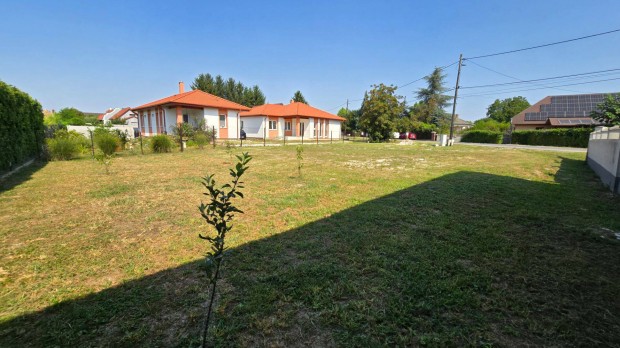 Dunaszegen 690 m2-es belter�leti �sszk�zm�ves telek