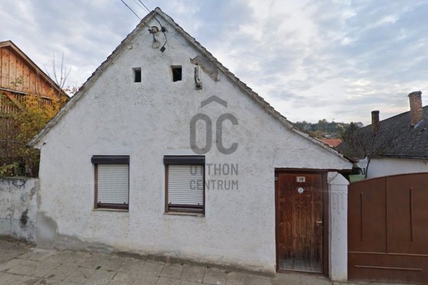 Dunaszekcs� k�zpontj�ban elad� egy fel�j�t�sra v�r� v�lyogh�z