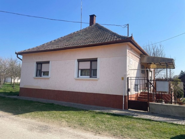 Dunaszentbenedeken �sszkomfortos csal�di h�z a Dun�t�l 500 m-re