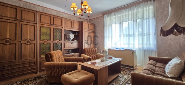 Dunaszentgy�rgy�n csal�di h�z hangulatos udvarral, m�hellyel elad�