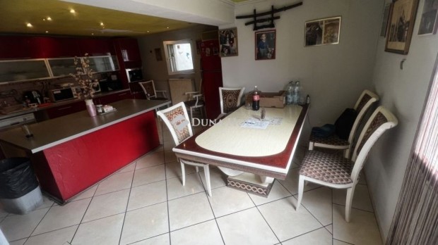 Duna�jv�ros, 244 nm-es csal�di h�z elad�