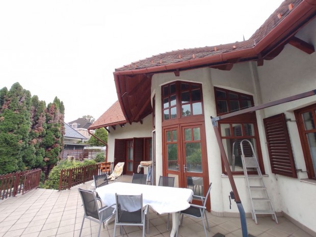 Duna�jv�ros, G�zmalom utca, 350 m2-es, 2 gener�ci�s, csal�di h�z