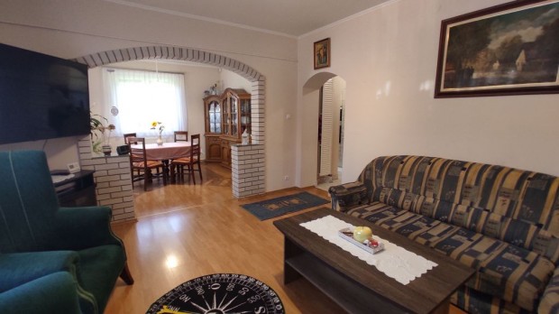 Dunaújváros, Jókai Mór utca, 155 m2-es, 2 generációs, családi ház