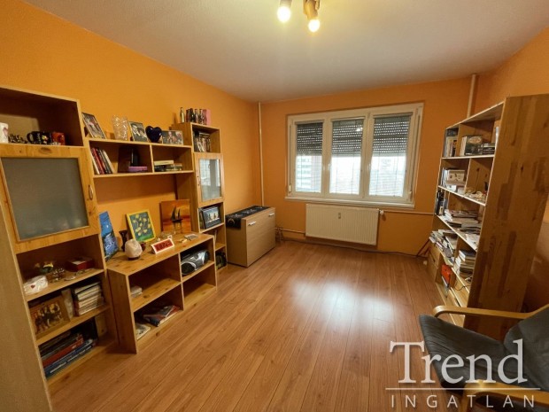 Duna�jv�rosban az Okt�ber 23. t�ren 2+1 f�l szob�s lak�s elad�!